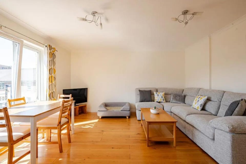 TV and multimedia, Living room, Seating area, Dining area, Mountain view, Mountain view, pet friendly