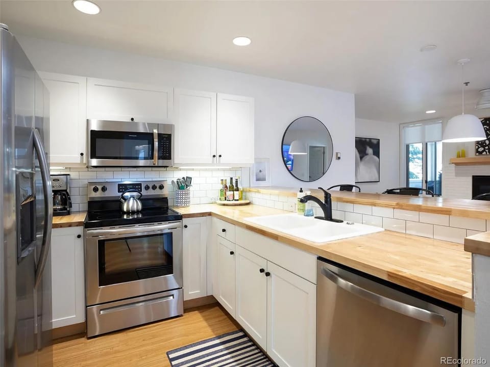 Pool & Hot Tub, Easy Walk to Slopes, Ski Season Shuttle, Luxury for Families House in Steamboat Springs