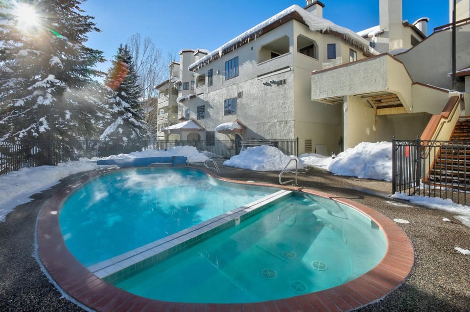 Outdoor Pool, Private Washer & Dryer, Walk to Everything, Affordable Rates House in Steamboat Springs