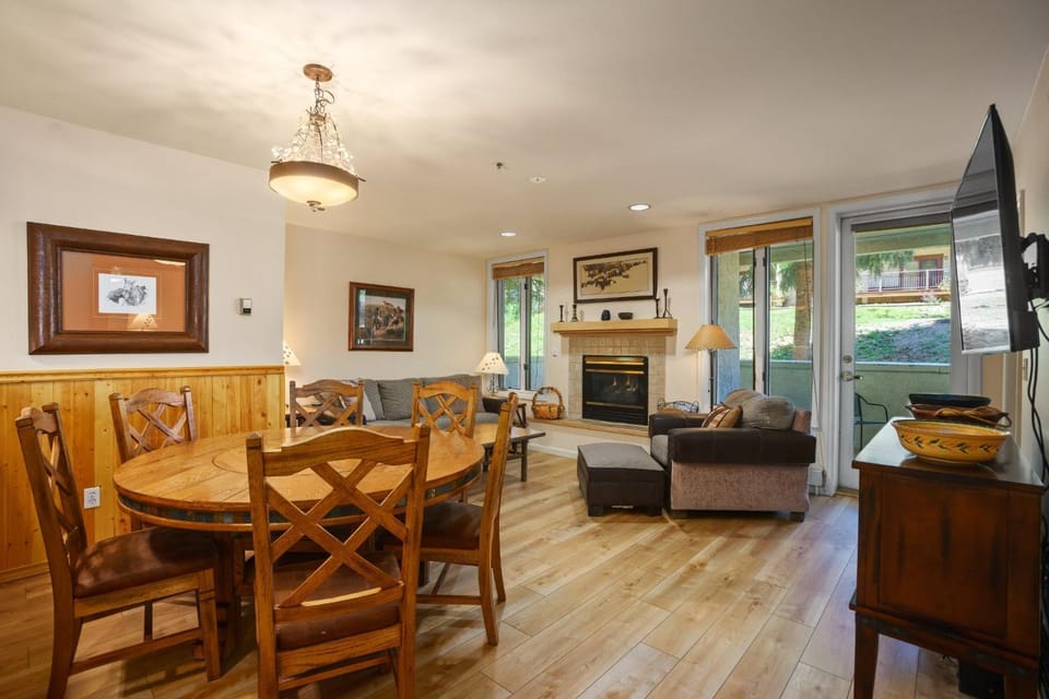 Outdoor Pool, Private Washer & Dryer, Walk to Everything, Affordable Rates House in Steamboat Springs