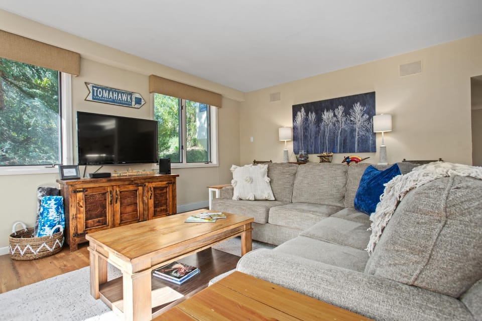 Pool, Hot Tub, Balcony over Burgess Creek, Walk to Gondola Square House in Steamboat Springs