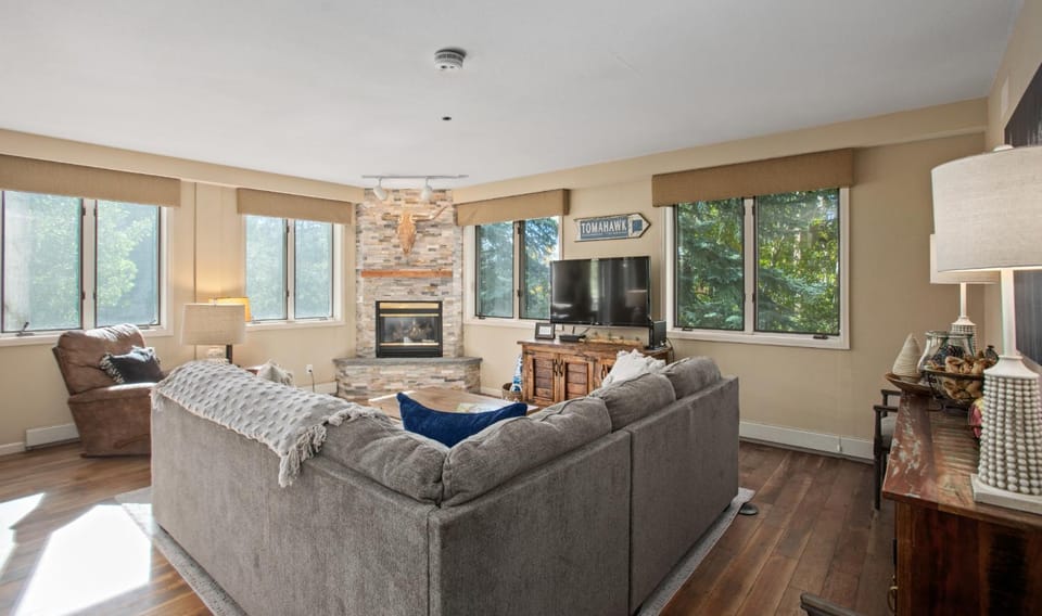 Pool, Hot Tub, Balcony over Burgess Creek, Walk to Gondola Square House in Steamboat Springs