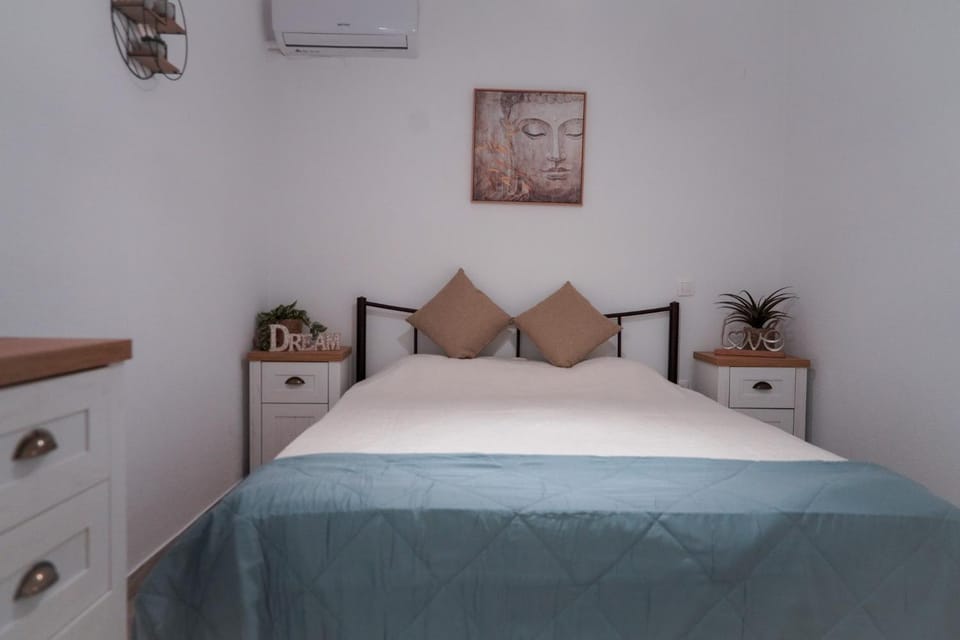 Bed, Bedroom, air conditioner