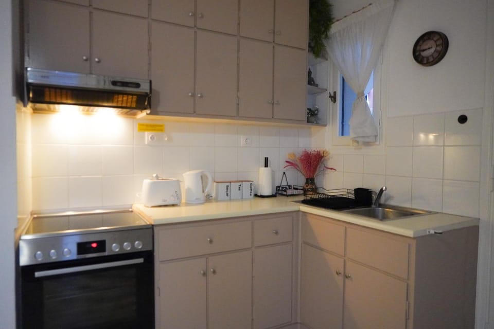 Kitchen or kitchenette, oven