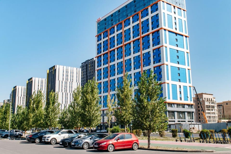 Property building, Day, City view, Location, Parking