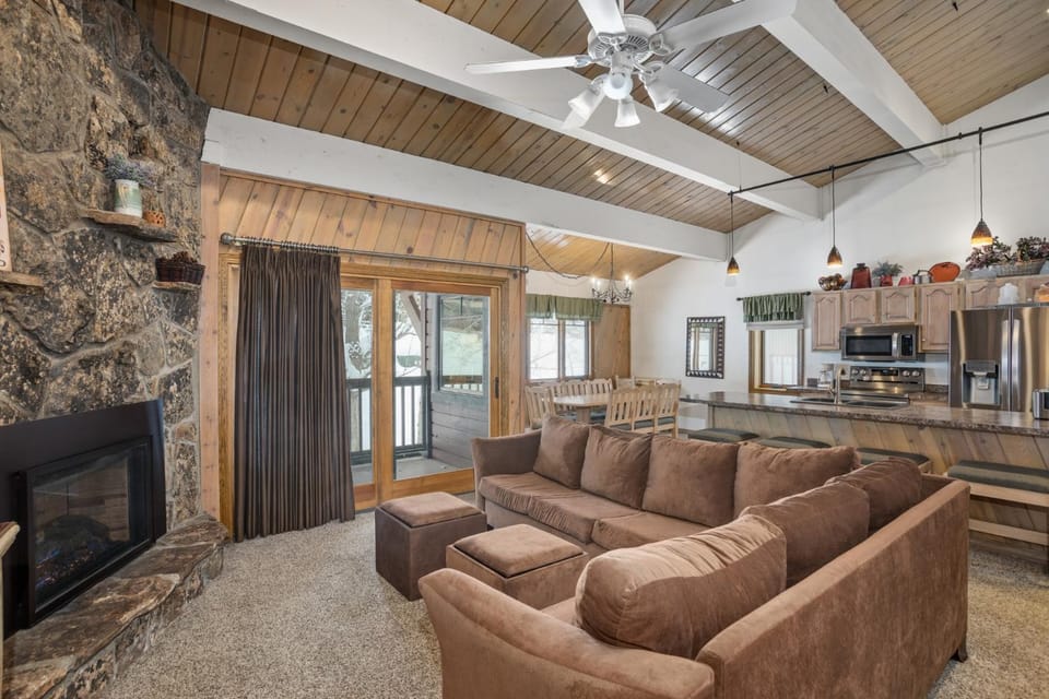 Outdoor Pool and Hot Tub, Air Conditioned, 135 Steps From Ski Access House in Steamboat Springs