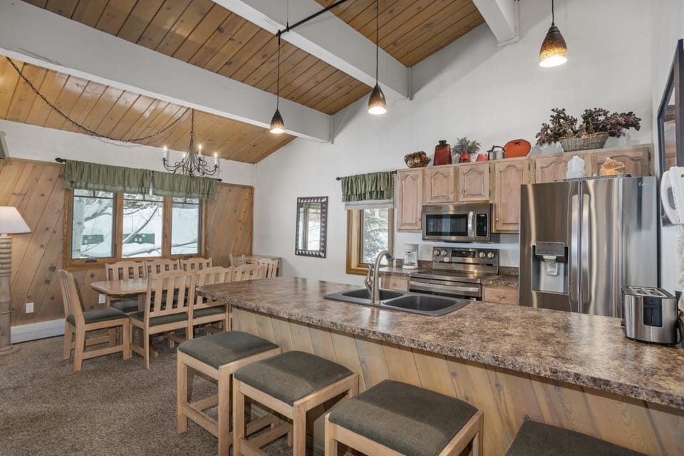 Outdoor Pool and Hot Tub, Air Conditioned, 135 Steps From Ski Access House in Steamboat Springs