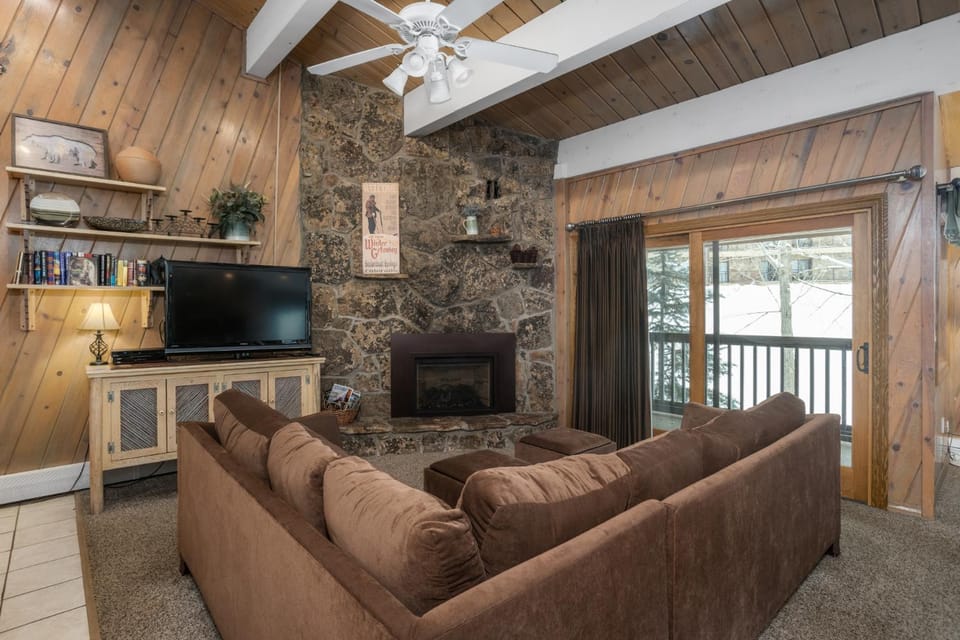 Outdoor Pool and Hot Tub, Air Conditioned, 135 Steps From Ski Access House in Steamboat Springs