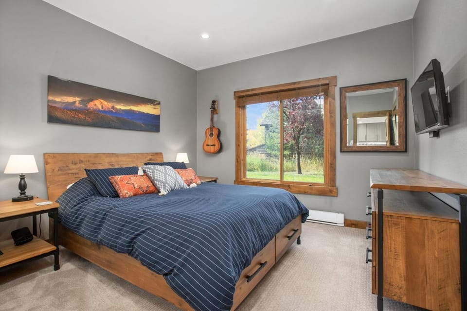 Private Washer & Dryer, Outdoor Pool and Hot Tub, Nicely Updated, Free Bus Route House in Steamboat Springs