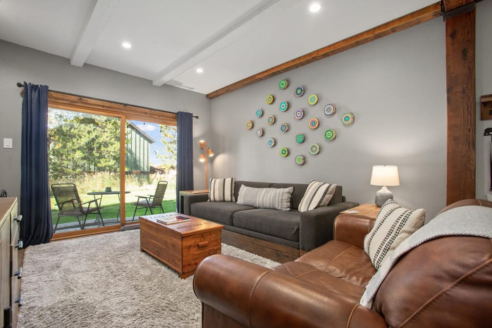 Private Washer & Dryer, Outdoor Pool and Hot Tub, Nicely Updated, Free Bus Route House in Steamboat Springs
