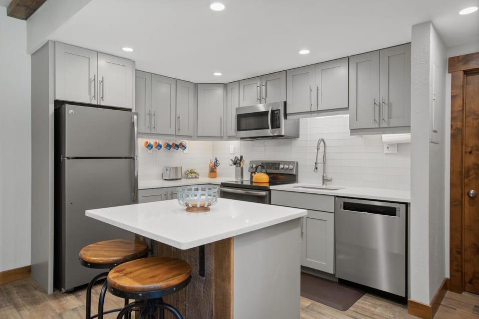 Private Washer & Dryer, Outdoor Pool and Hot Tub, Nicely Updated, Free Bus Route House in Steamboat Springs