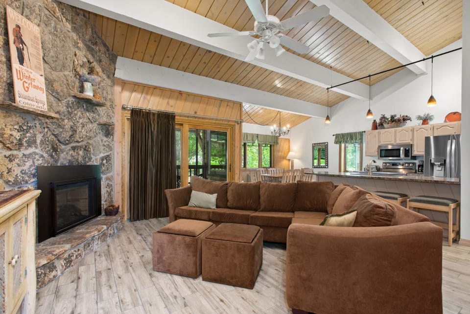Outdoor Pool and Hot Tub, Air Conditioned, 135 Steps From Ski Access House in Steamboat Springs