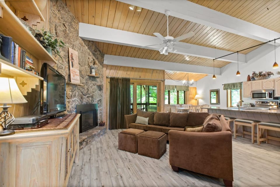 Outdoor Pool and Hot Tub, Air Conditioned, 135 Steps From Ski Access House in Steamboat Springs