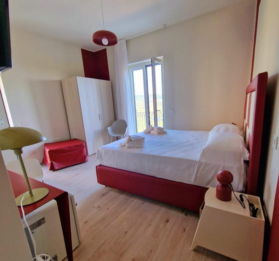 Bed, TV and multimedia, Balcony/Terrace, Photo of the whole room, Seating area, Bedroom, towels, wardrobe, air conditioner