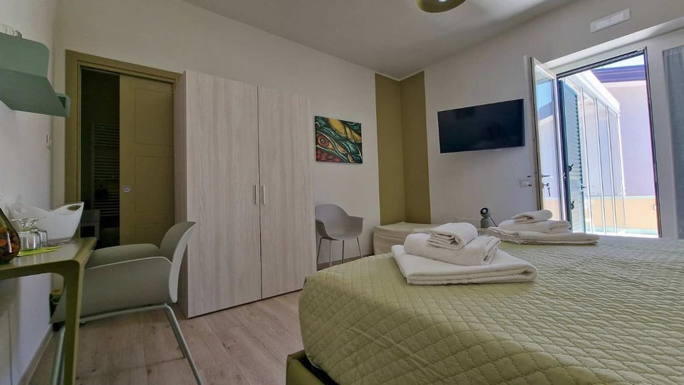 Bed, TV and multimedia, Photo of the whole room, Bedroom, towels, wardrobe