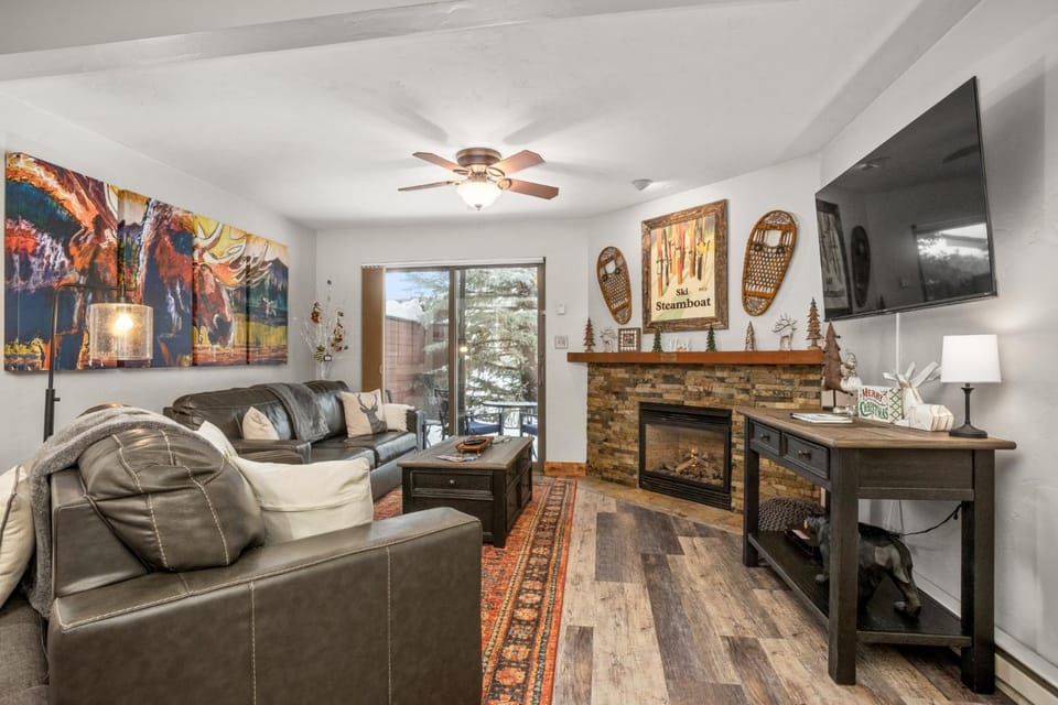 Hot Tub, Free Bus Route, Private Shuttle in Winter, Convenient Location House in Steamboat Springs