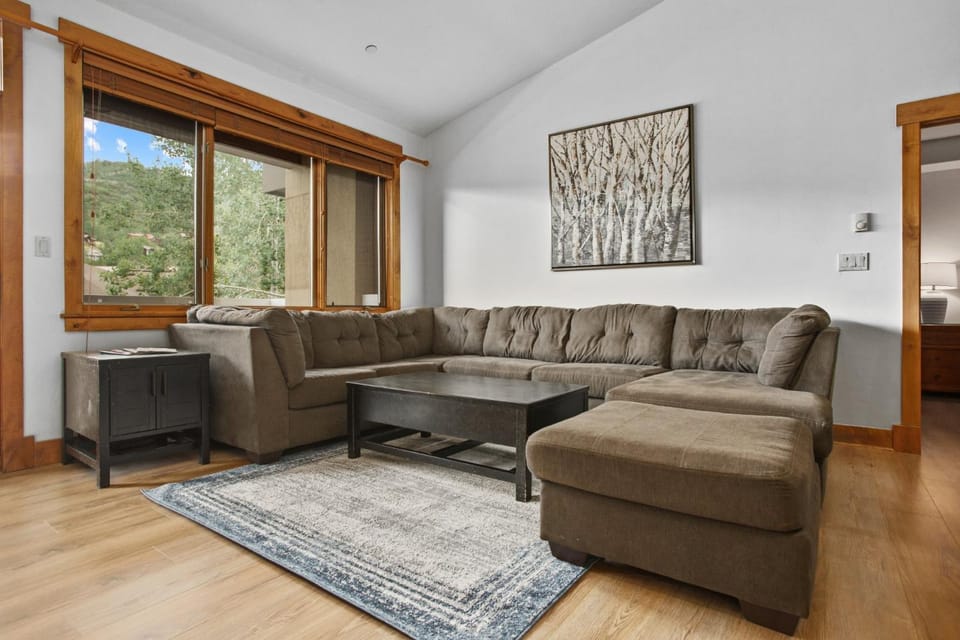 4 Pools and 10 Hot Tubs, Renovated Penthouse Condo, Ski Season Private Shuttle House in Steamboat Springs