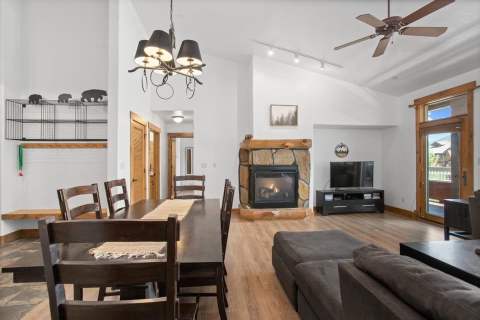 4 Pools and 10 Hot Tubs, Renovated Penthouse Condo, Ski Season Private Shuttle House in Steamboat Springs