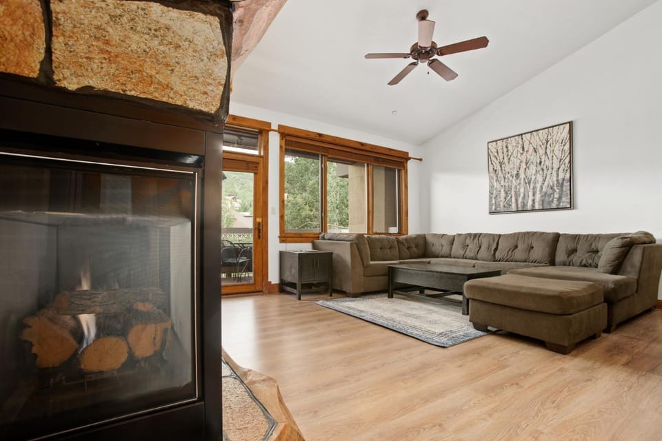 4 Pools and 10 Hot Tubs, Renovated Penthouse Condo, Ski Season Private Shuttle House in Steamboat Springs