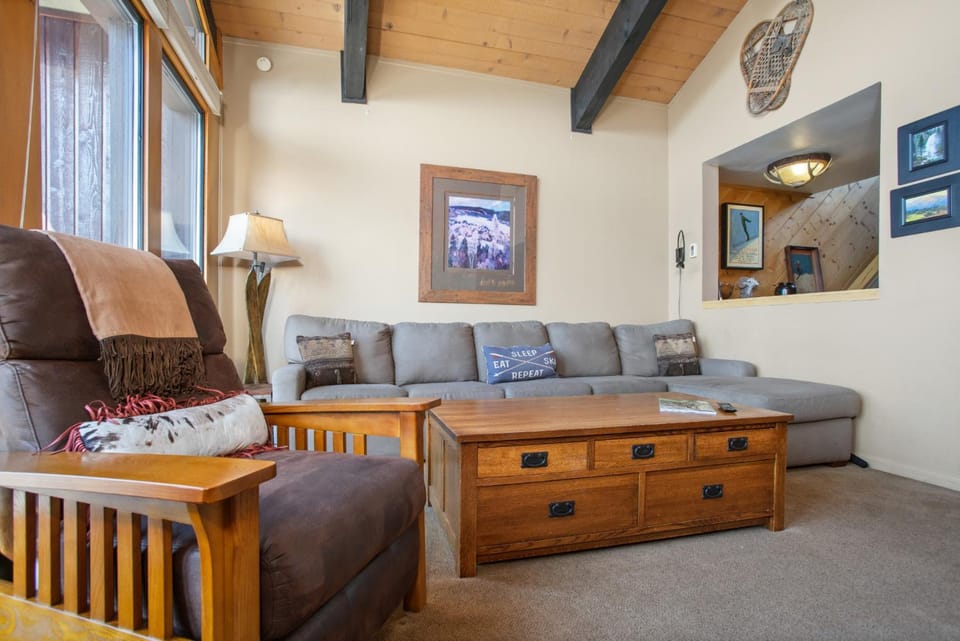 Perfect for 2 couples Plus 2-4 singles or kids - Walk to Gondolas, Heated Pool & Hot Tubs House in Steamboat Springs