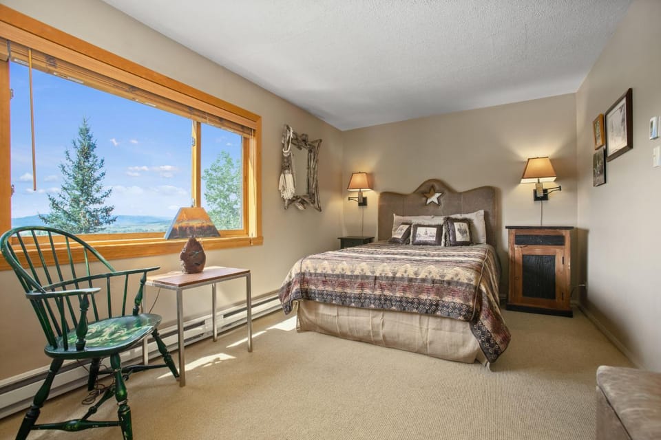 Perfect for 2 couples Plus 2-4 singles or kids - Walk to Gondolas, Heated Pool & Hot Tubs House in Steamboat Springs