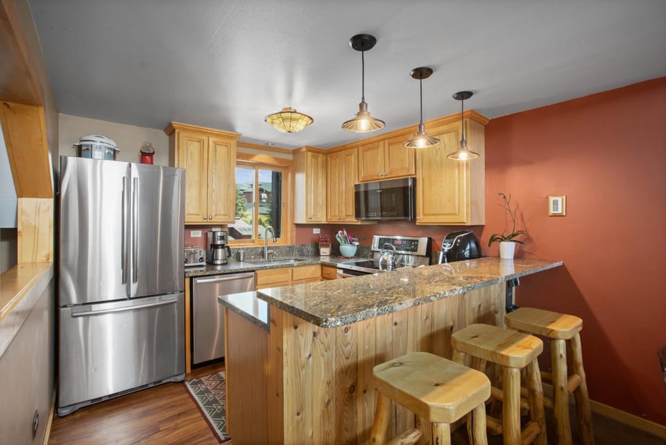 Perfect for 2 couples Plus 2-4 singles or kids - Walk to Gondolas, Heated Pool & Hot Tubs House in Steamboat Springs