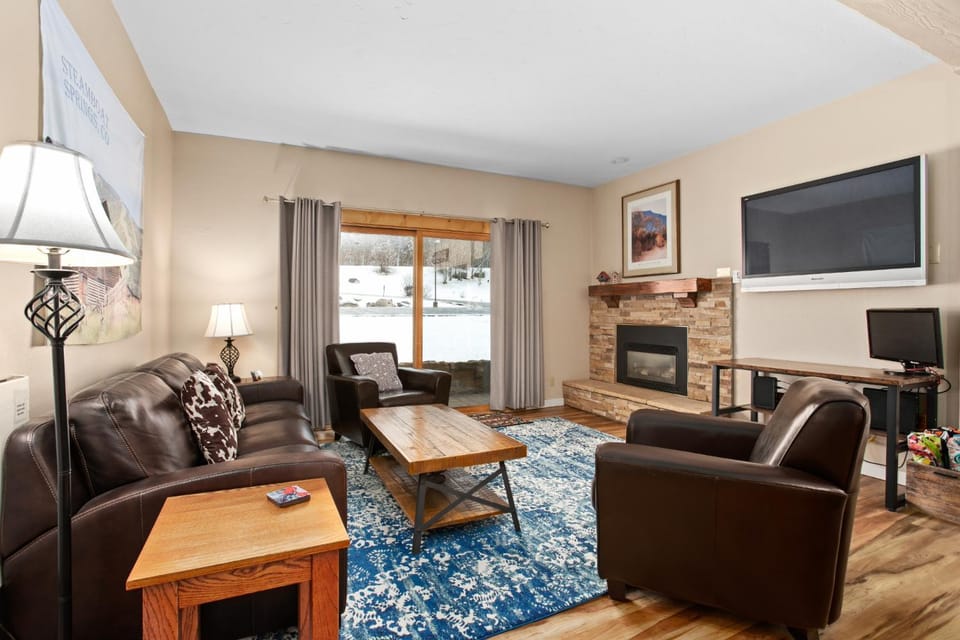 Pools and Hot Tubs, Free Bus & Private Shuttle, Ground Floor House in Steamboat Springs