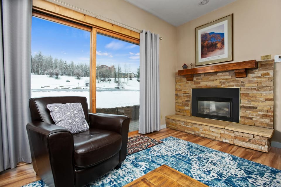 Pools and Hot Tubs, Free Bus & Private Shuttle, Ground Floor House in Steamboat Springs