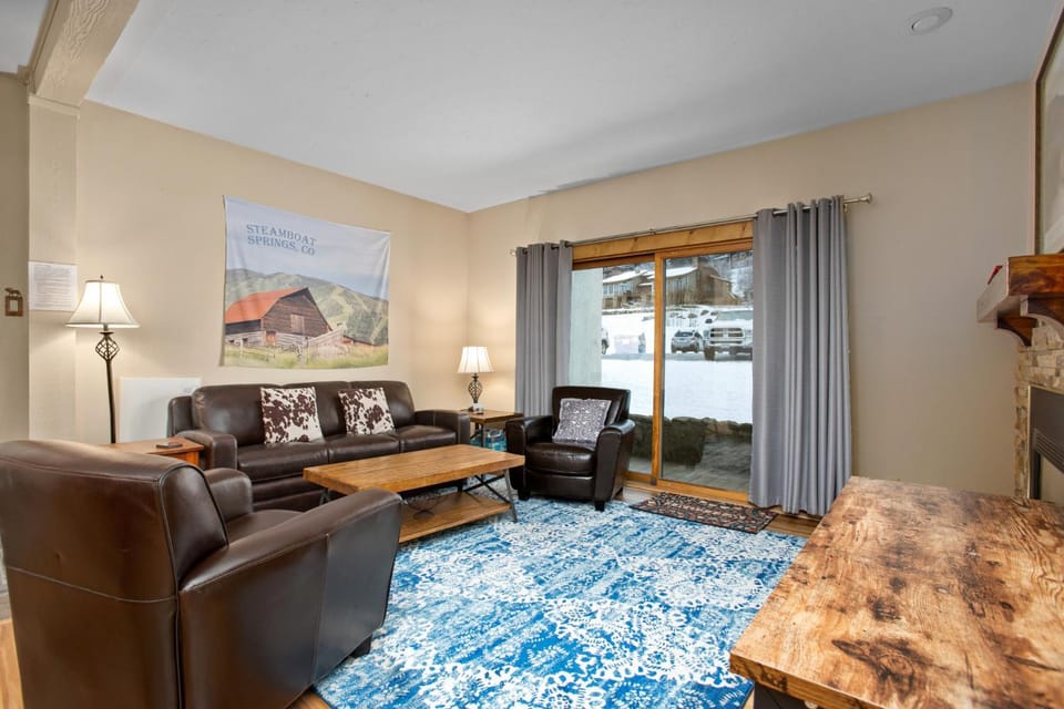 Pools and Hot Tubs, Free Bus & Private Shuttle, Ground Floor House in Steamboat Springs