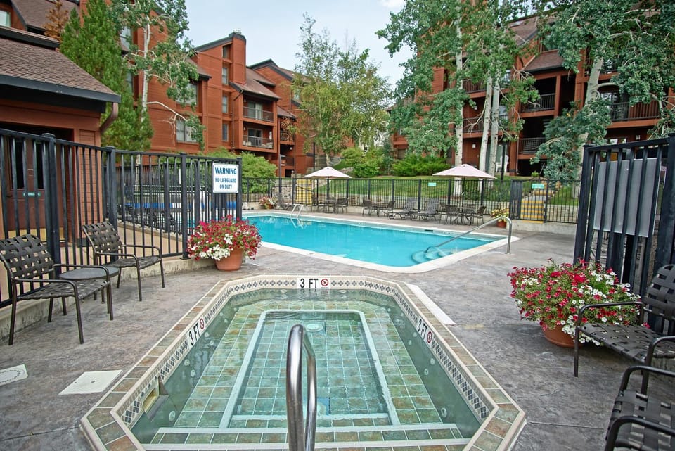 3 Hot Tubs, Private Shuttle in Winter, Gas Fireplace, Free Bus House in Steamboat Springs