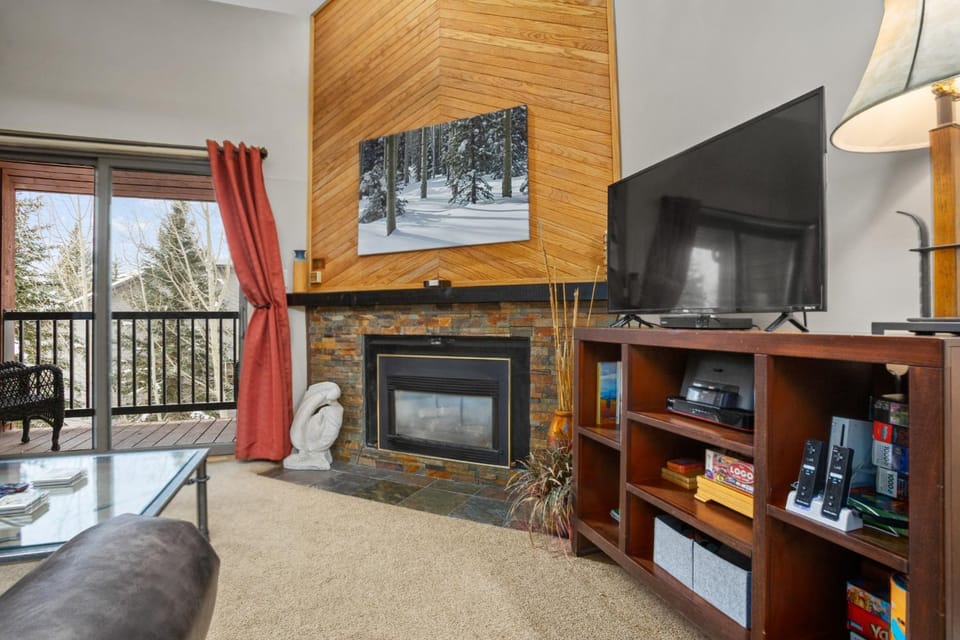 3 Hot Tubs, Private Shuttle in Winter, Gas Fireplace, Free Bus House in Steamboat Springs