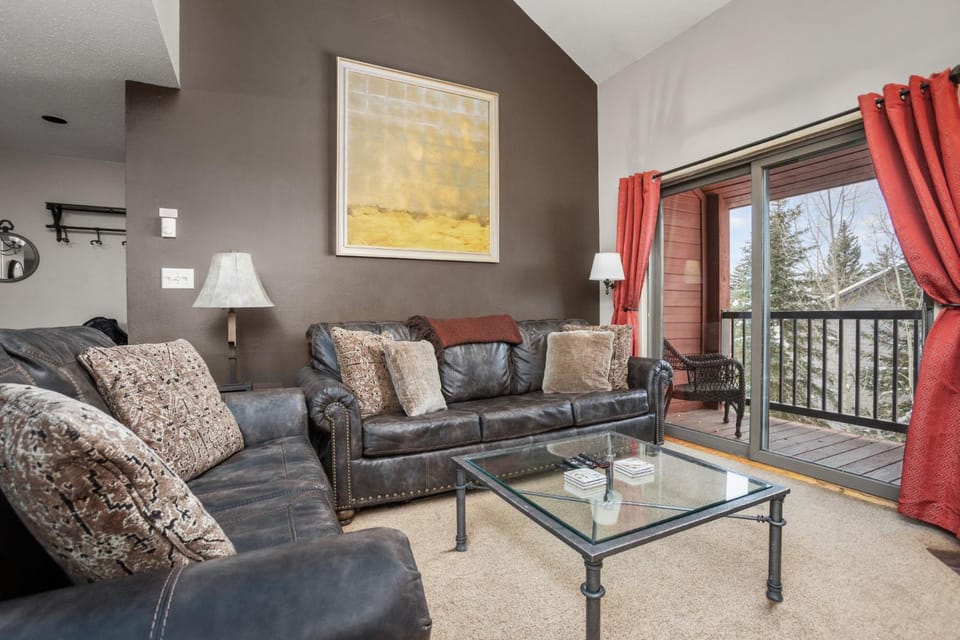 3 Hot Tubs, Private Shuttle in Winter, Gas Fireplace, Free Bus House in Steamboat Springs