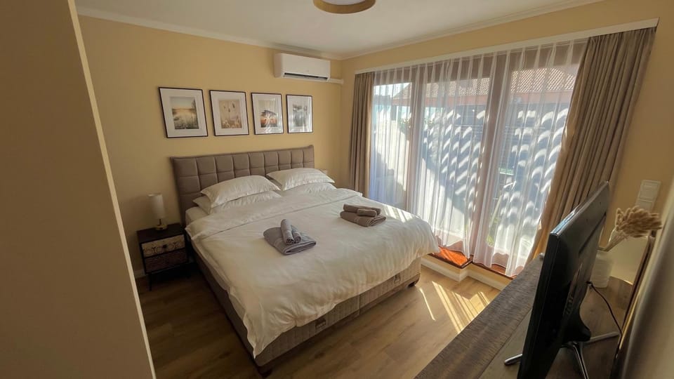Bed, Bedroom, towels, air conditioner