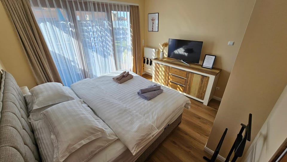 Bed, TV and multimedia, Photo of the whole room, Bedroom, towels