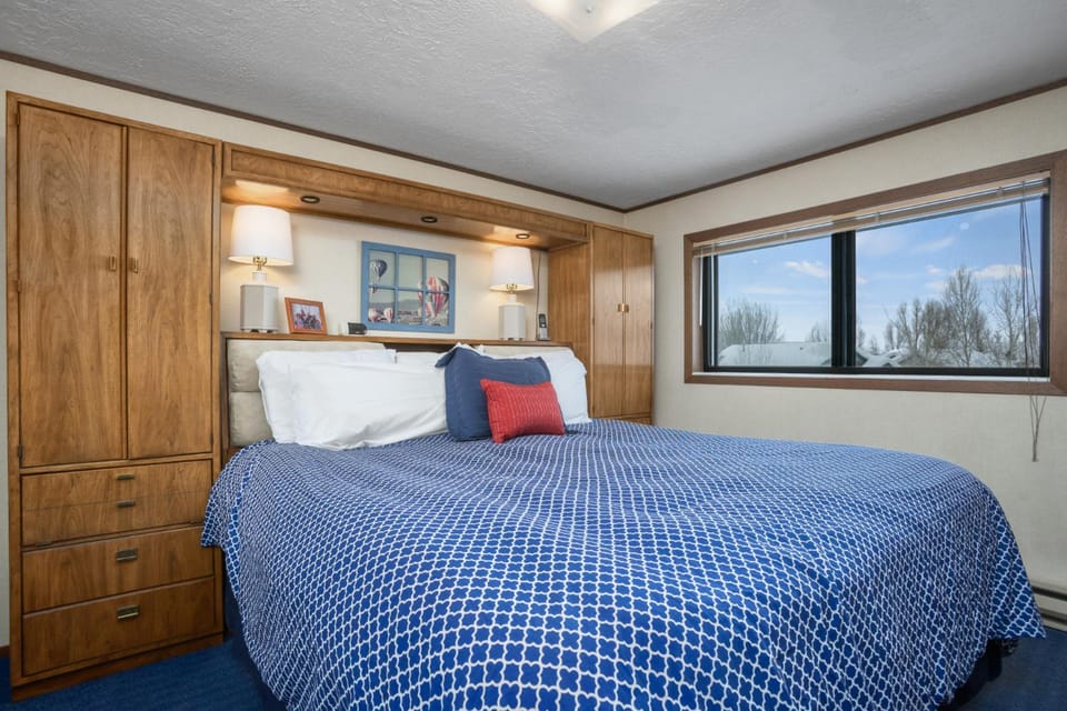 Directly on Shuttle Route, Value Priced & Convenient House in Steamboat Springs