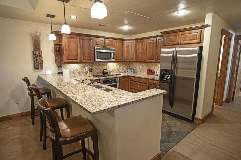 Outdoor Pool and Hot Tub, Air Conditioning, Covered Deck with Gas Grill, Penthouse Level House in Steamboat Springs