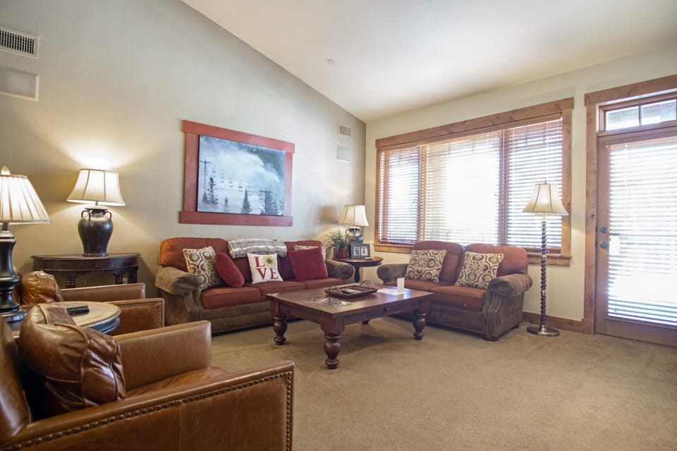 Outdoor Pool and Hot Tub, Air Conditioning, Covered Deck with Gas Grill, Penthouse Level House in Steamboat Springs