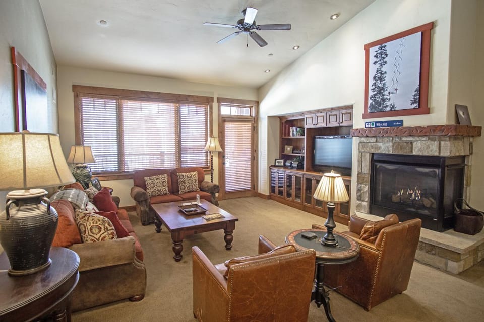 Outdoor Pool and Hot Tub, Air Conditioning, Covered Deck with Gas Grill, Penthouse Level House in Steamboat Springs