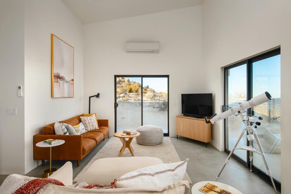 Communal lounge/ TV room, Natural landscape, TV and multimedia, Living room, Seating area, air conditioner