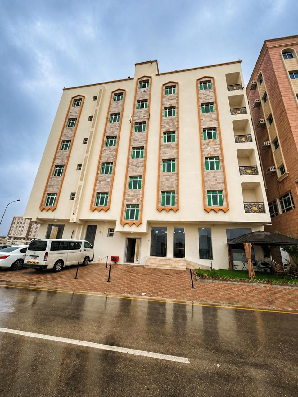 Property building, Patio, Balcony/Terrace, Location, Parking