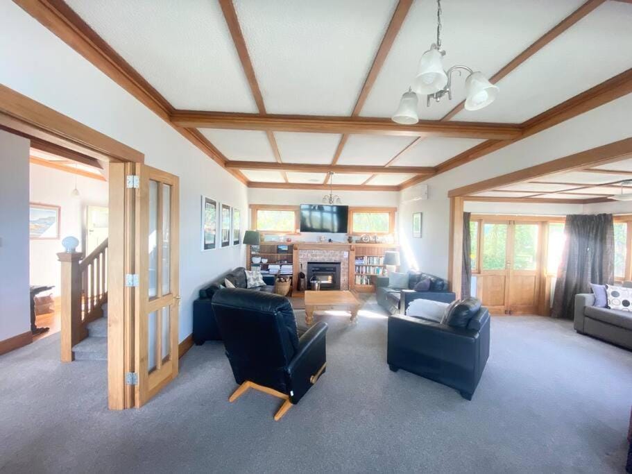 Communal lounge/ TV room, TV and multimedia, Living room, Seating area, Evening entertainment, fireplace