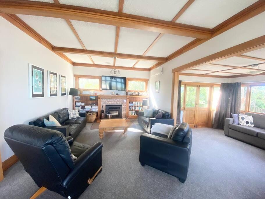 Communal lounge/ TV room, TV and multimedia, Living room, Seating area, Evening entertainment