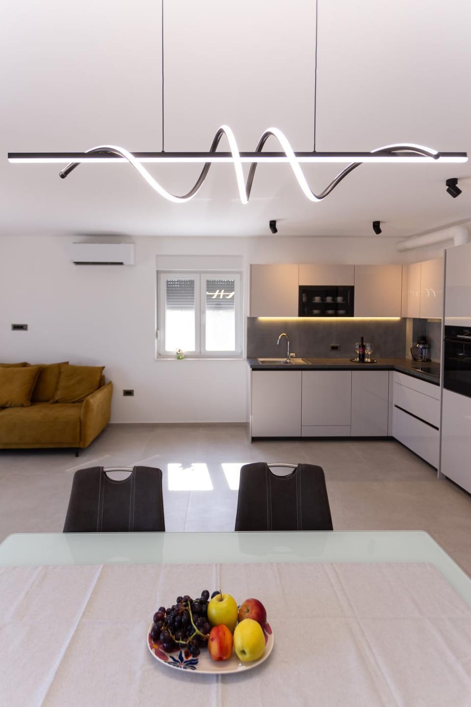 Kitchen or kitchenette, Seating area, Dining area