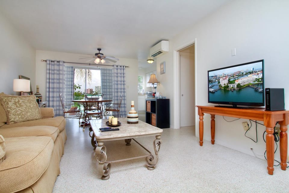 Bay Watch #1 - Weekly Beach Rental Apartment in Clearwater Beach