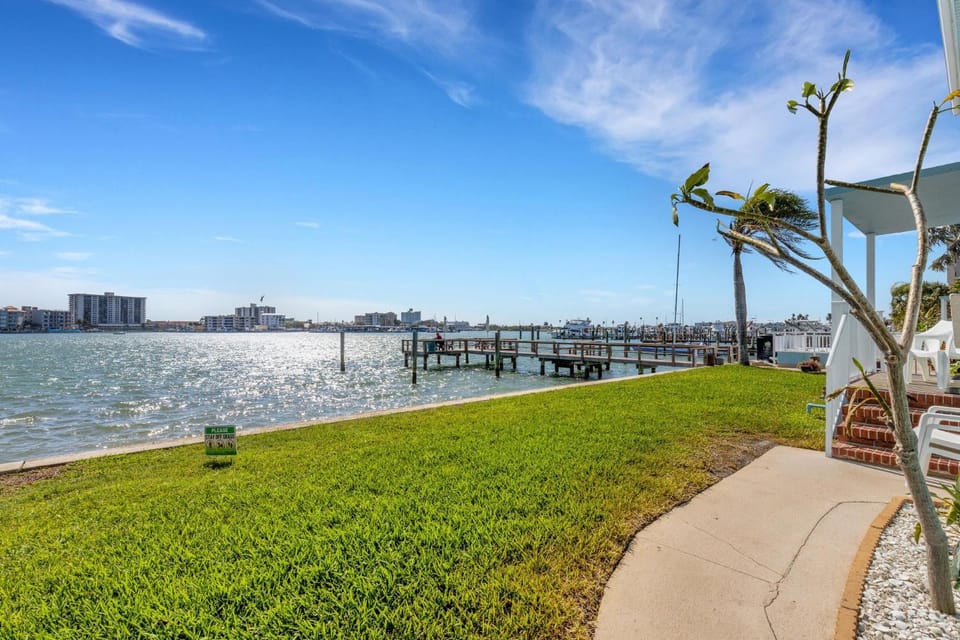 Water View & Heated Pool - Steps to Sand, Bayview Beauty B-5 Resort in Clearwater Beach