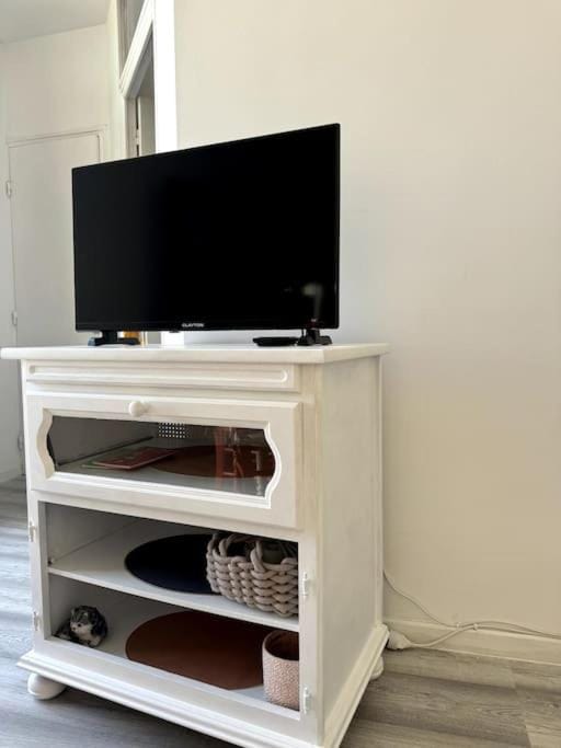 Communal lounge/ TV room, TV and multimedia, wardrobe