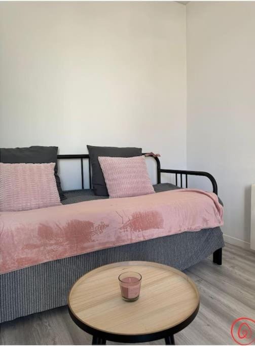 Bed, Seating area