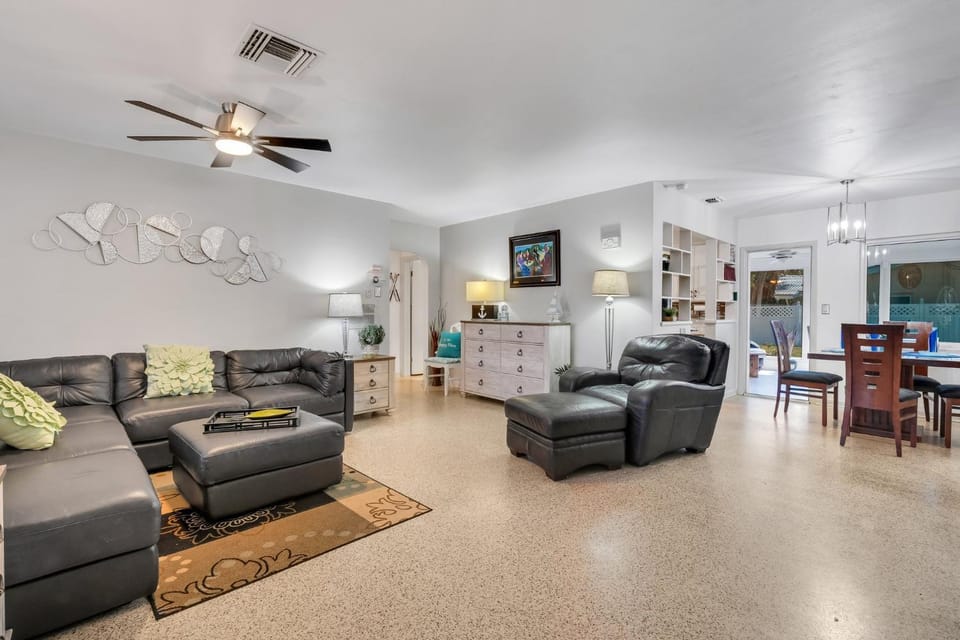 Paradise Corner - Monthly Beach Vacation Rental! House in Clearwater Beach