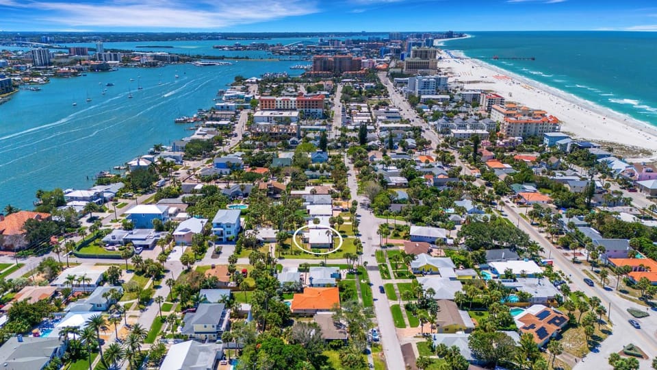 Paradise Corner - Monthly Beach Vacation Rental! House in Clearwater Beach