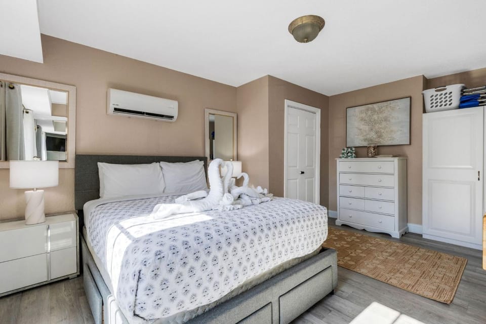 ☀️Sunset Corner - Beach View Suite | Heated Pool • Across from Beach ➠ 16333 Gulf Blvd 215 House in North Redington Beach